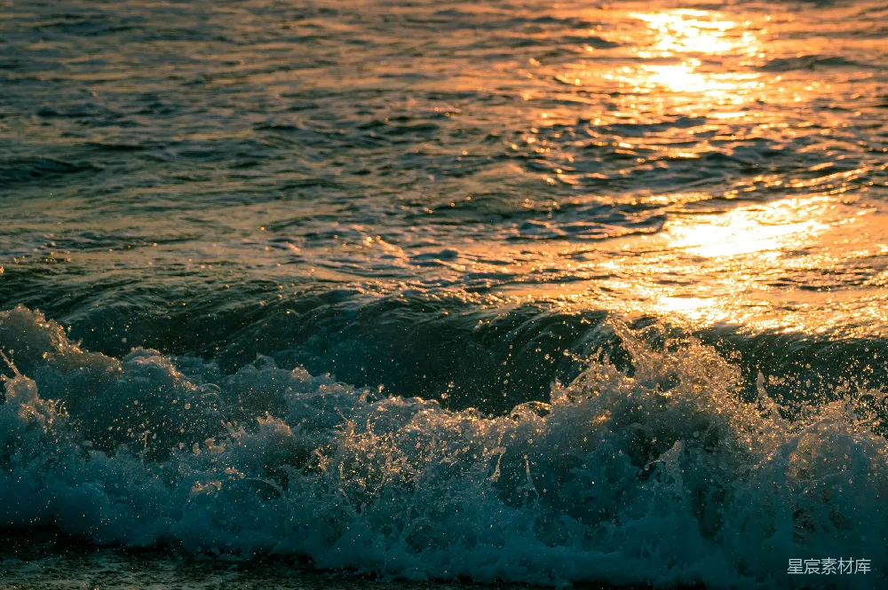 高清摄影 壁纸 自然 金色的夕阳映照在海浪上
