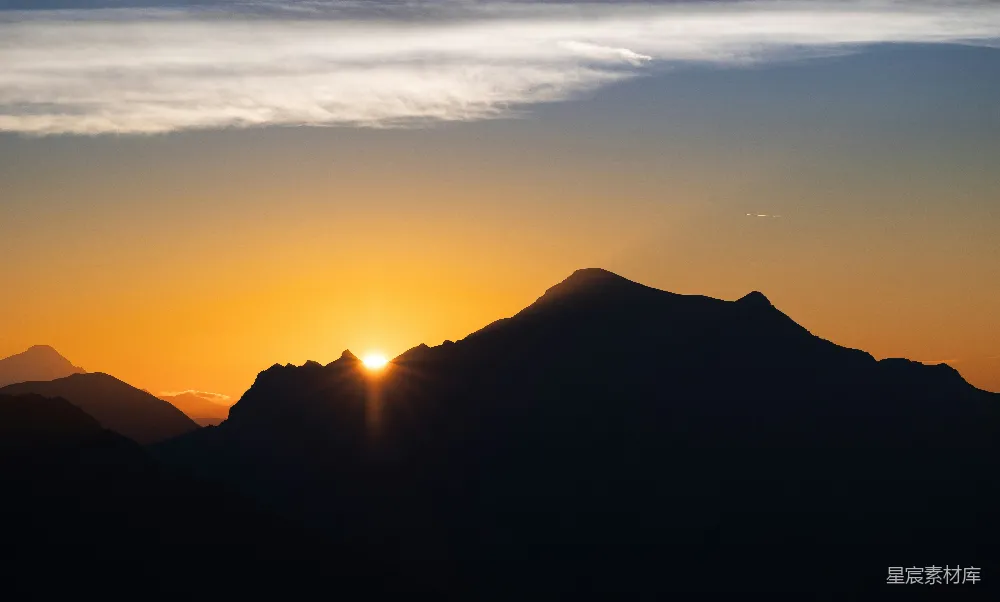 高清摄影 壁纸 自然 旅行 山峦剪影上方的朝阳。