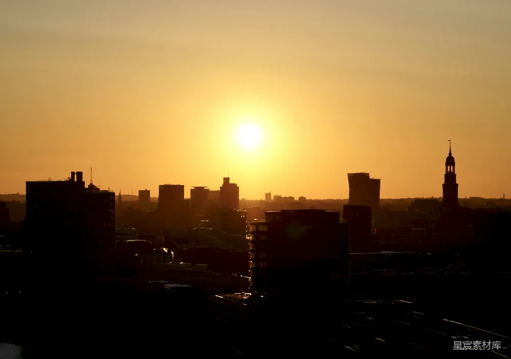 高清摄影  夕阳西下，城市天际线笼罩在余晖中