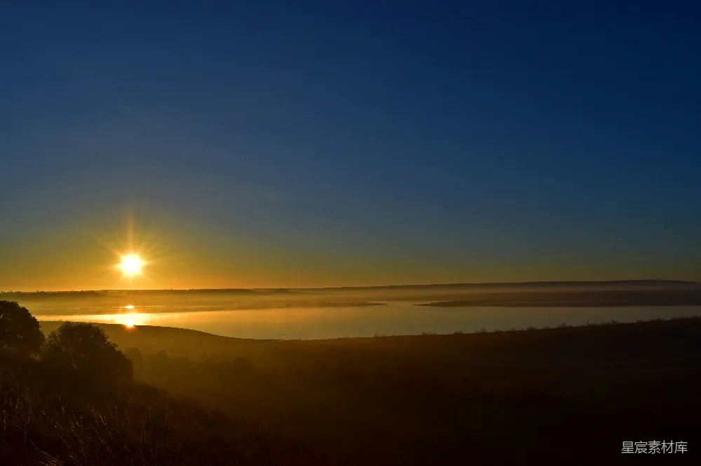 高清摄影  夕阳西下，山峦映红。