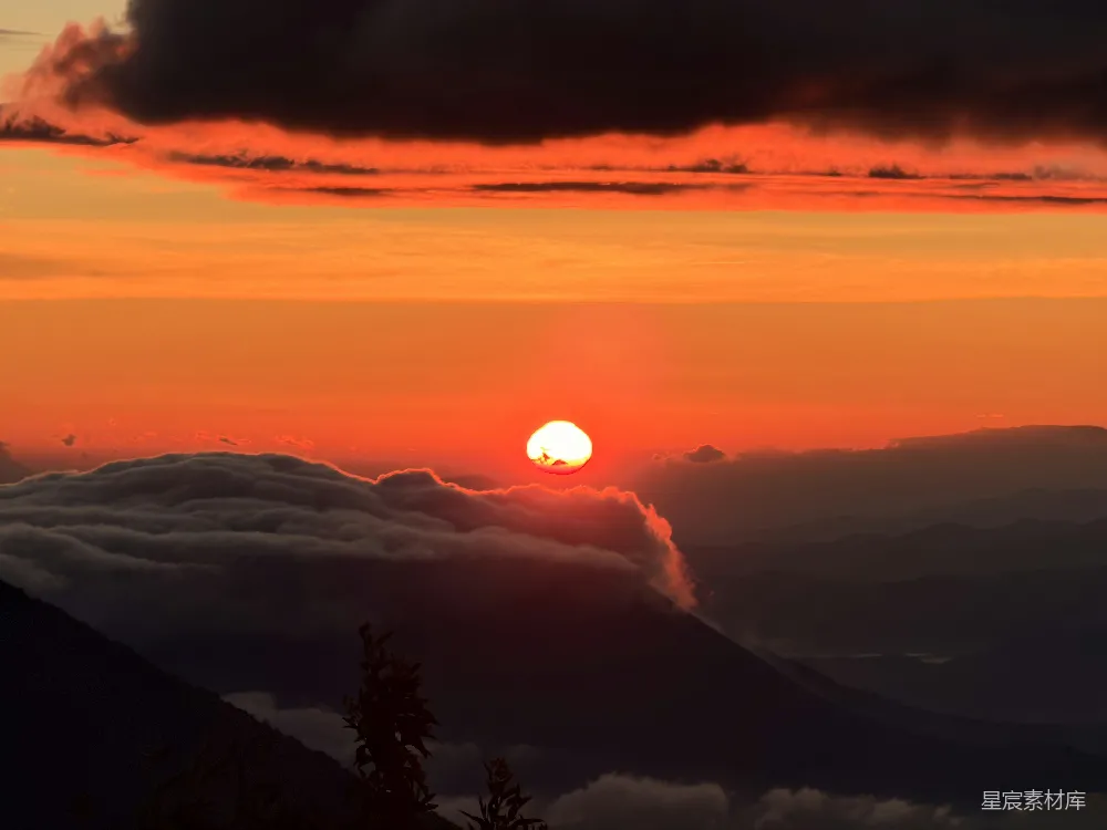 高清摄影  夕阳西下，云雾缭绕的山脉。