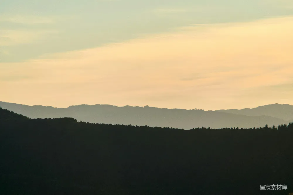 高清摄影  夕阳西下，水面上方，远处有一座山。