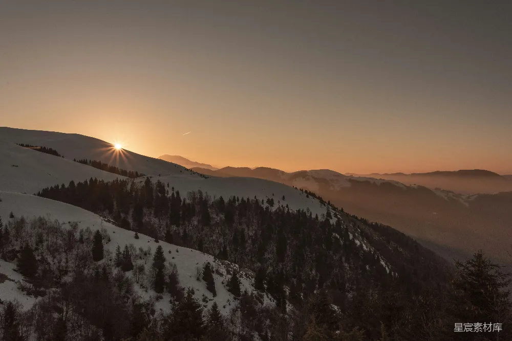 高清摄影  夕阳正照耀在白雪皑皑的山峰上