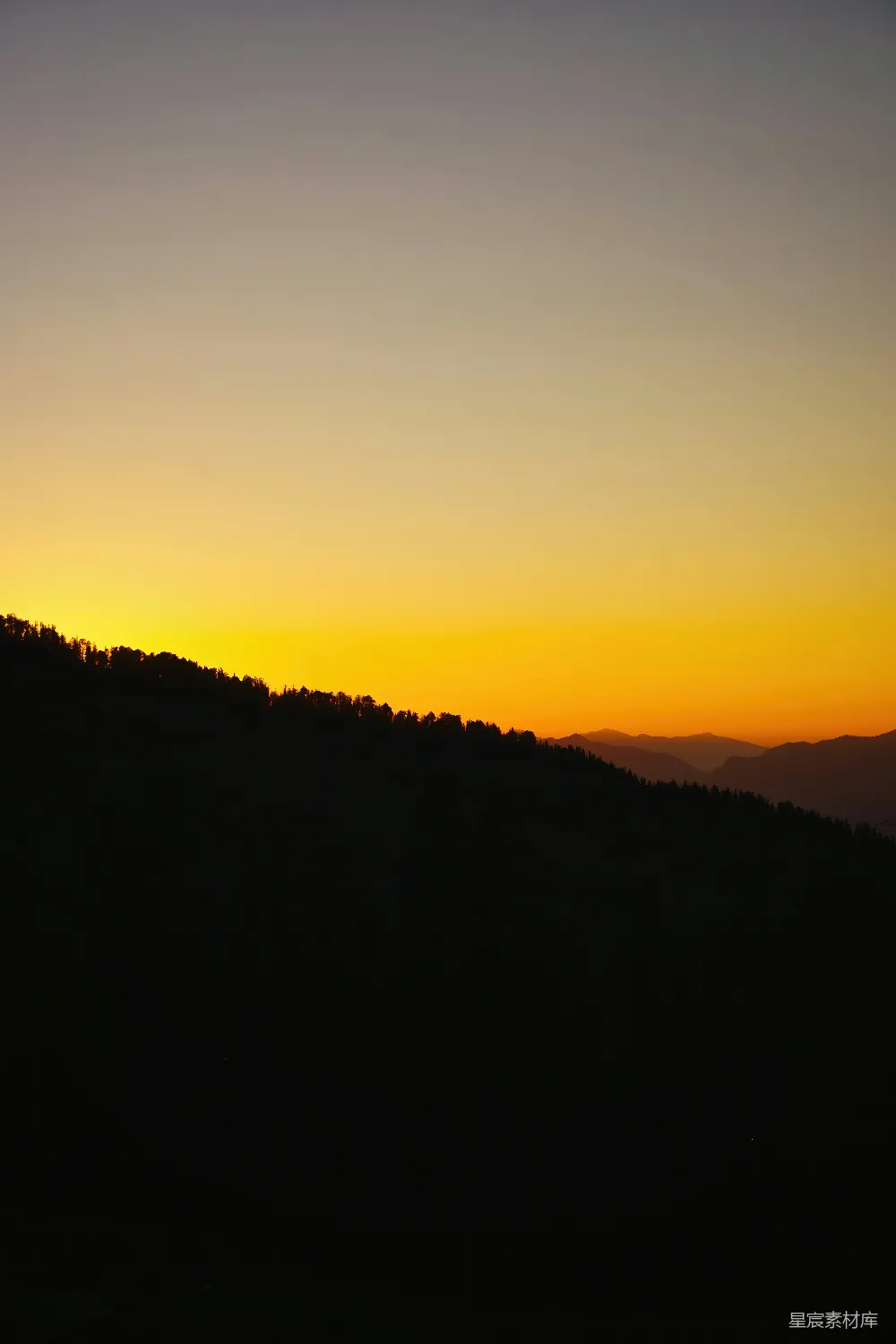 高清摄影  夕阳正照在山峦和树林上。