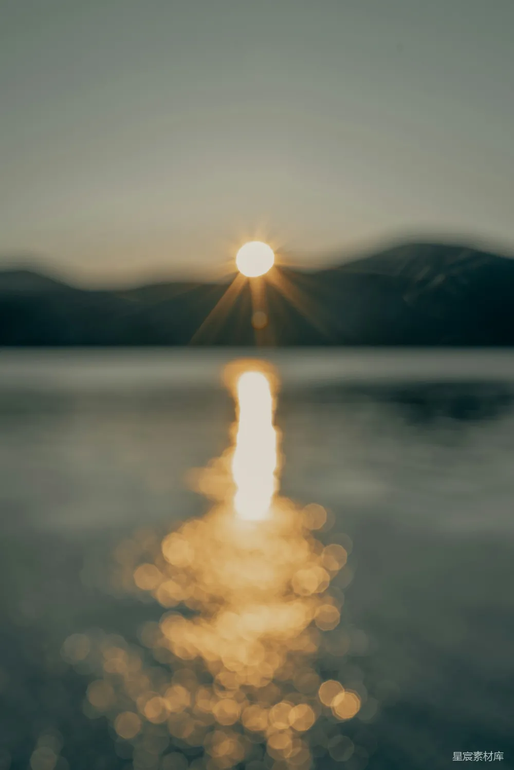高清摄影  夕阳沉落在群山和水体之上