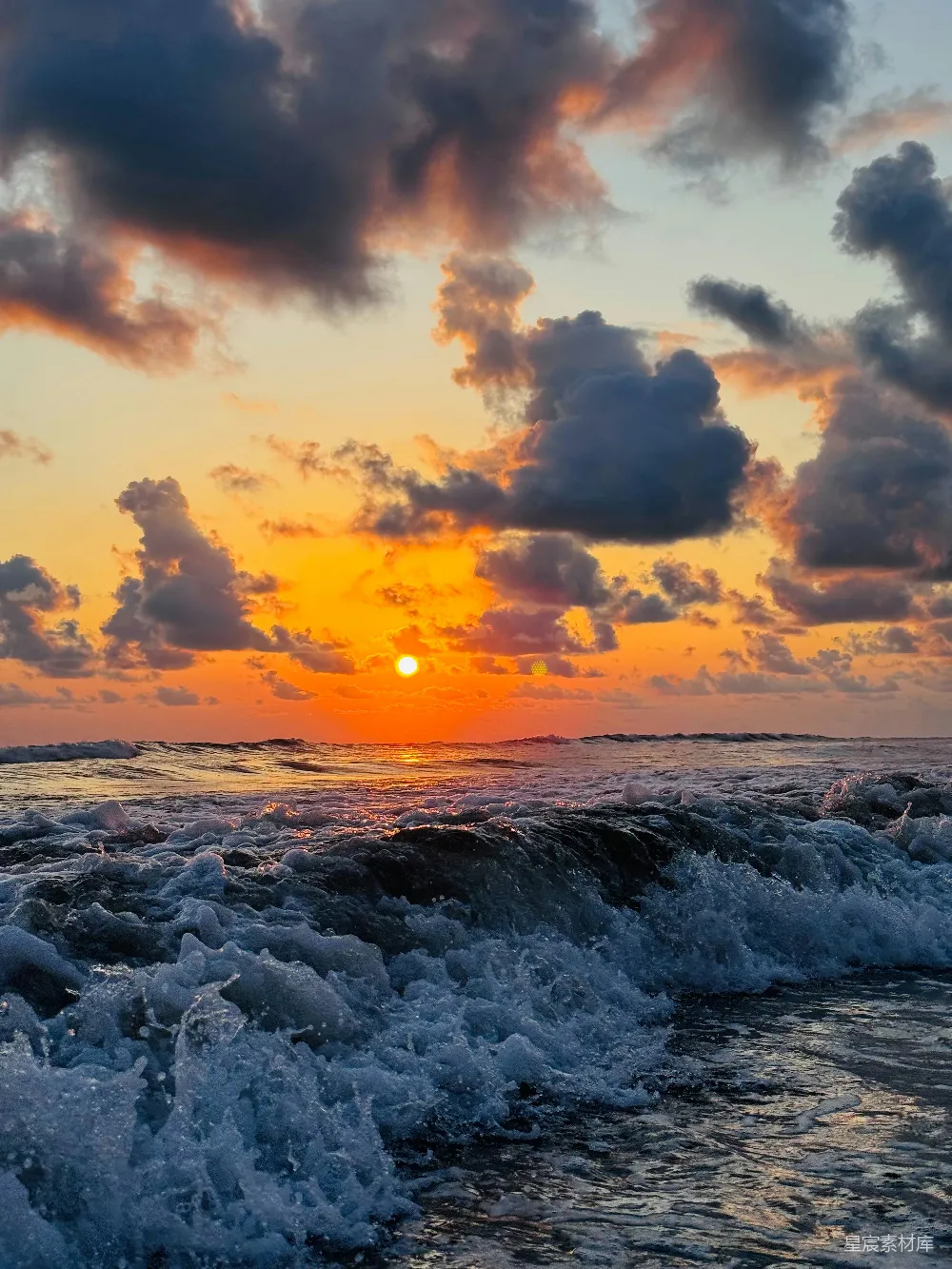 高清摄影  海浪在壮观的日落时拍打着海岸。