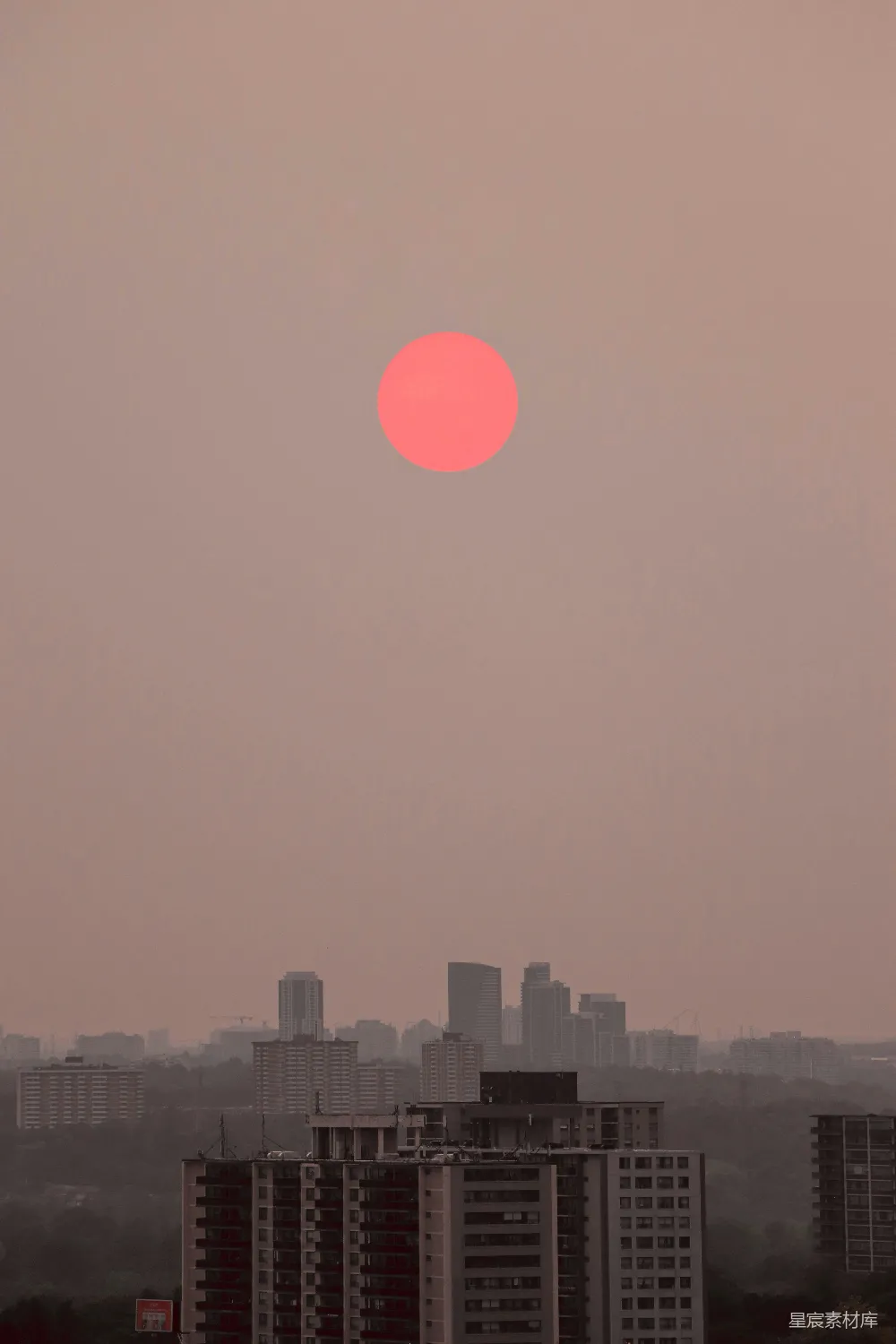 高清摄影  夕阳下的城市天际线，红月高悬。
