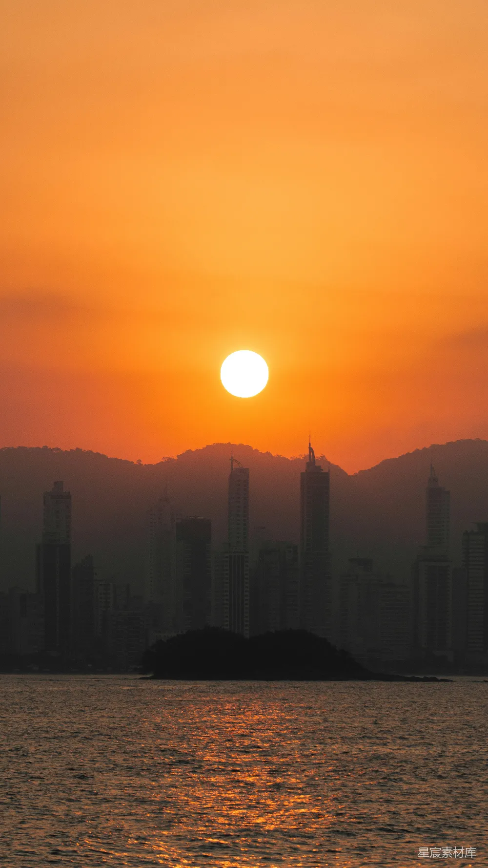 高清摄影  一片大的水域，背景中有一座城市。