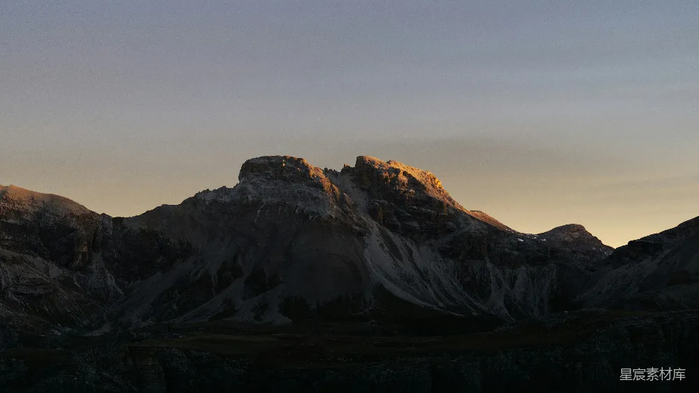 高清摄影 自然 壁纸 旅行 夕阳正照耀着山脉。