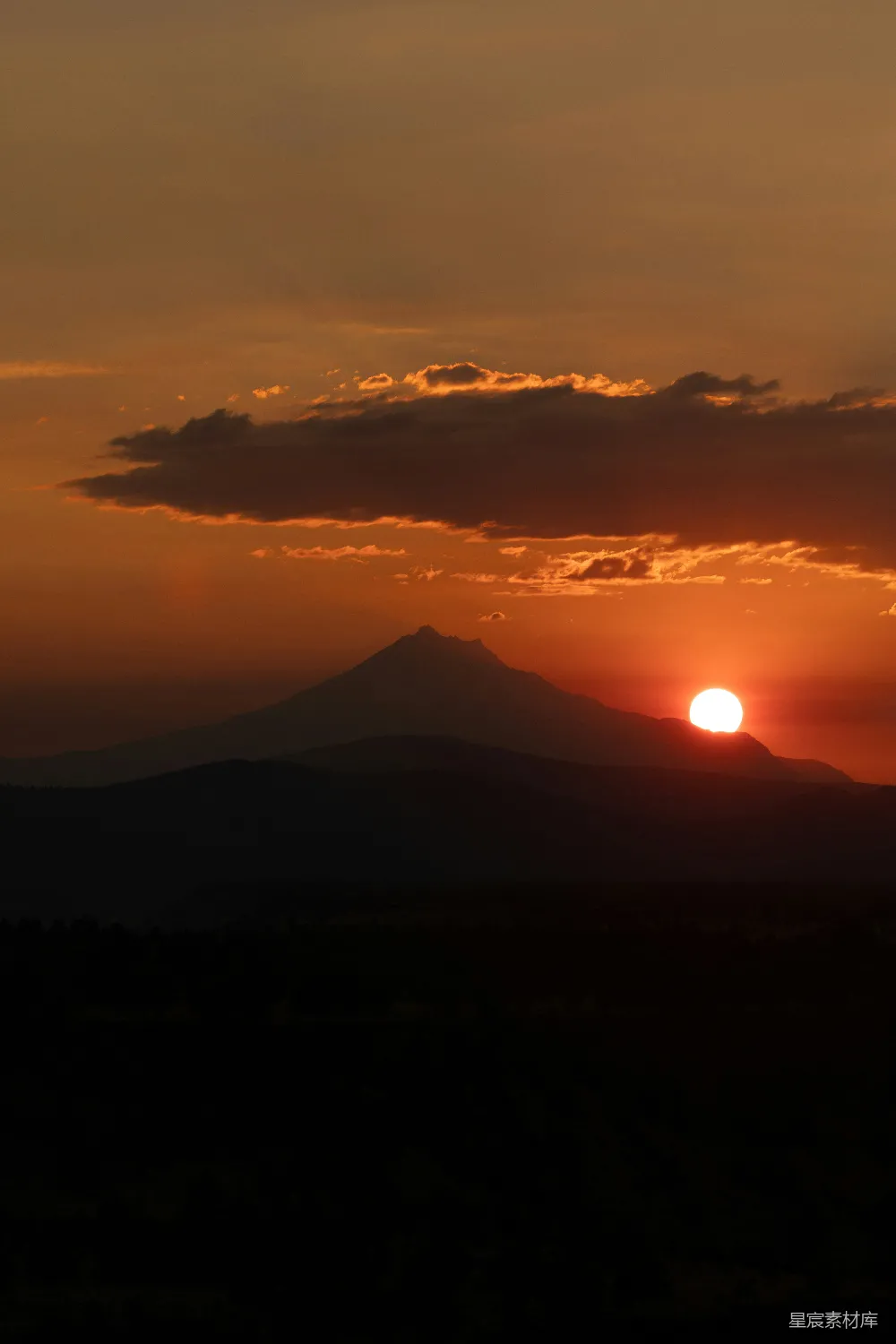 高清摄影  夕阳西下，山峦剪影