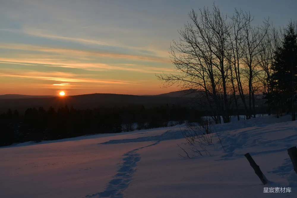 高清摄影  夕阳正落在这片雪山上。