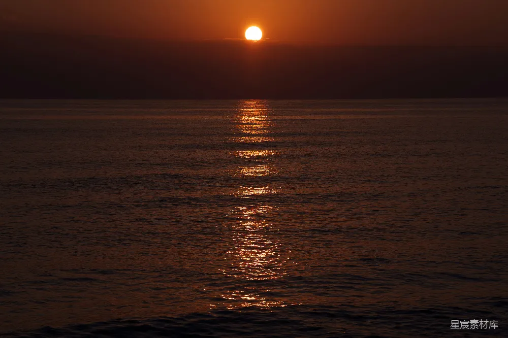 高清摄影  平静的海洋上夕阳西下