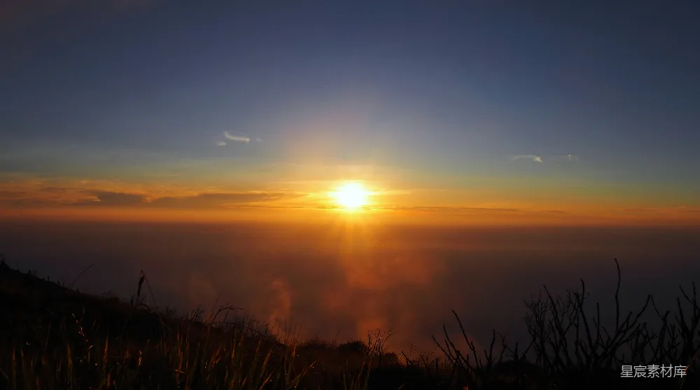高清摄影  夕阳洒在雾蒙蒙的草地上。