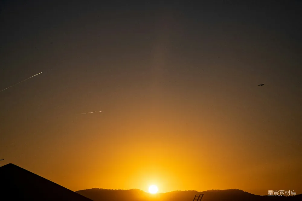 高清摄影  夕阳西下，映照着剪影般的群山。