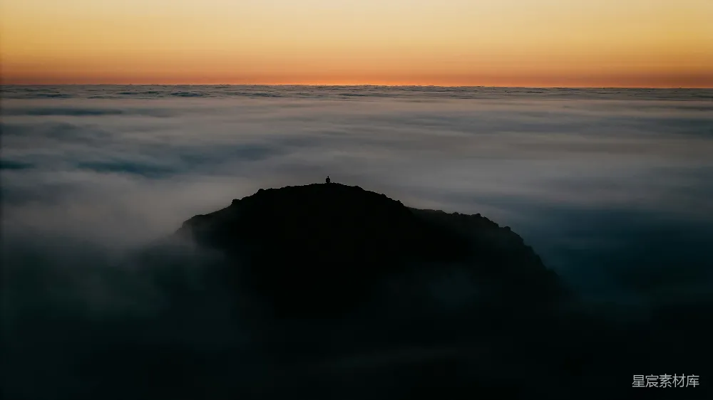 高清摄影 人物 旅行 自然 壁纸 夕阳下，山峰从雾中浮现