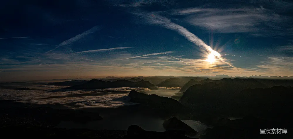 高清摄影 旅行 自然 太阳正在云层和山脉上落下。