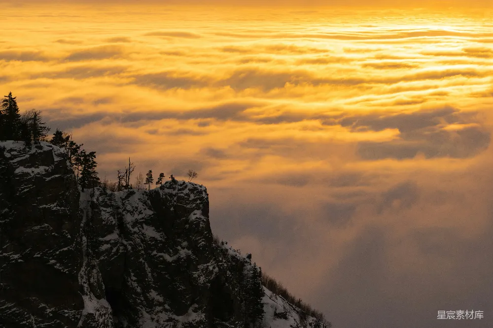 高清摄影 壁纸 日出时分，金云之上白雪皑皑的山峰