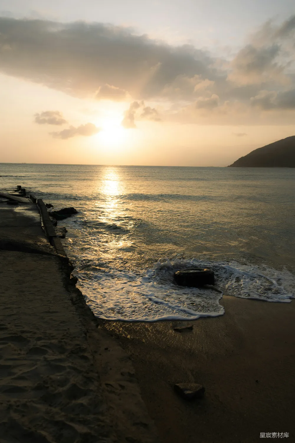 高清摄影  平静的海面上夕阳西下，波浪轻轻荡漾。