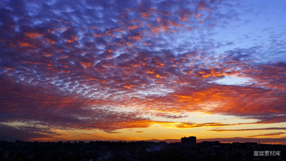 高清摄影  夕阳下城市天际线上的戏剧性云层
