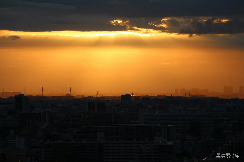 高清摄影  夕阳照耀着雾蒙蒙的城市景象，乌云密布。