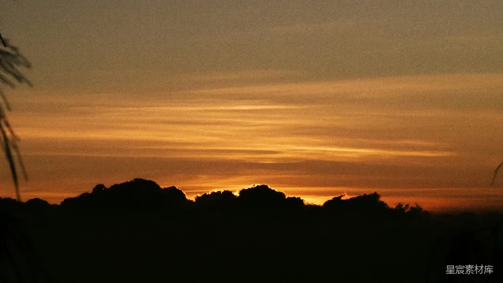 高清摄影  夕阳西下，山影轮廓鲜明。