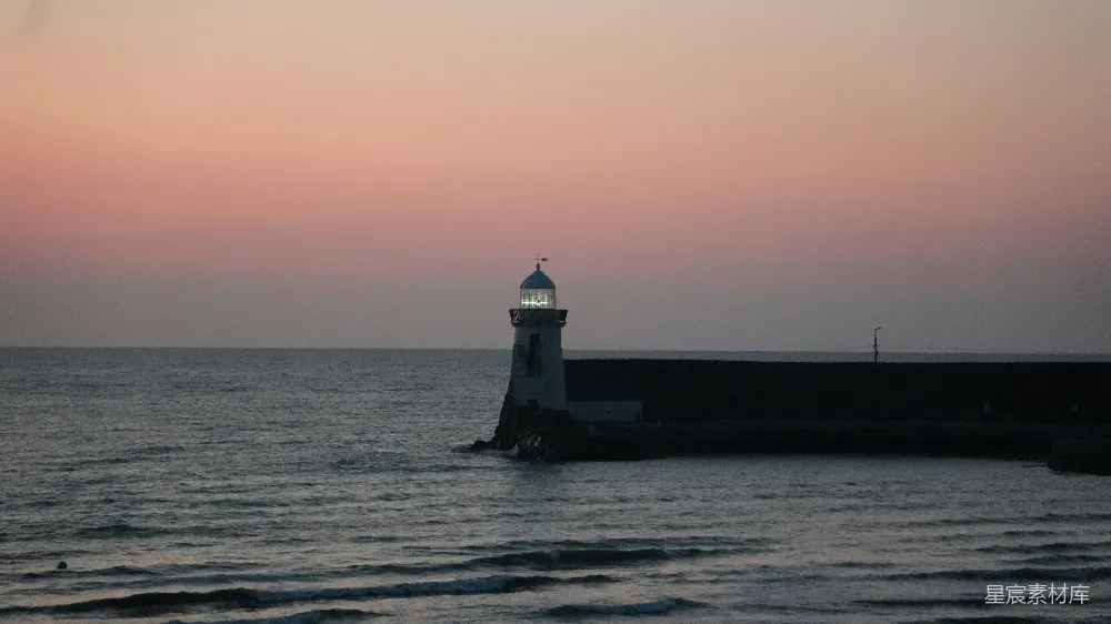 高清摄影  夕阳下的码头灯塔，灯光闪烁。