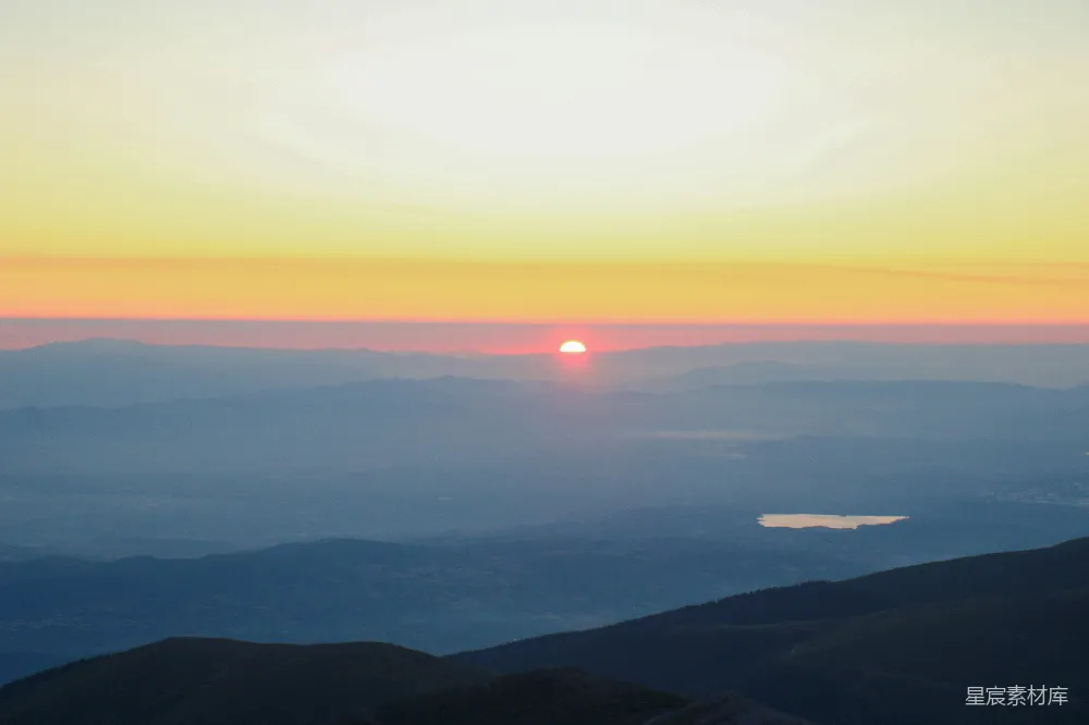 高清摄影  夕阳正西山落下。