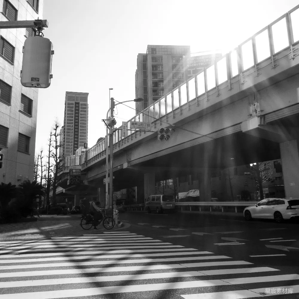 高清摄影  一张黑白城市街道的照片