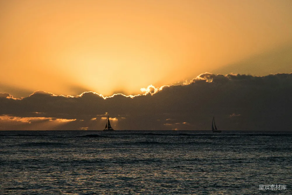 高清摄影  夕阳正缓缓西沉，海面上帆船点点依稀可见。