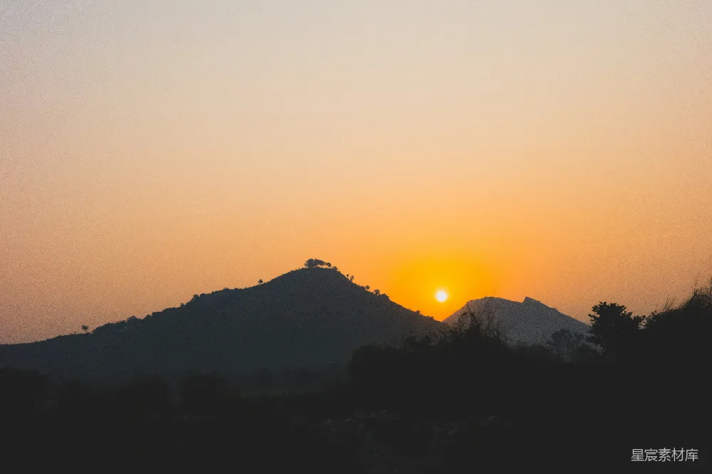 高清摄影  夕阳正落在这片山脉之上