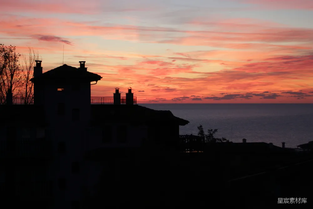 高清摄影  一幢房子的剪影映衬在绚丽的夕阳天空中