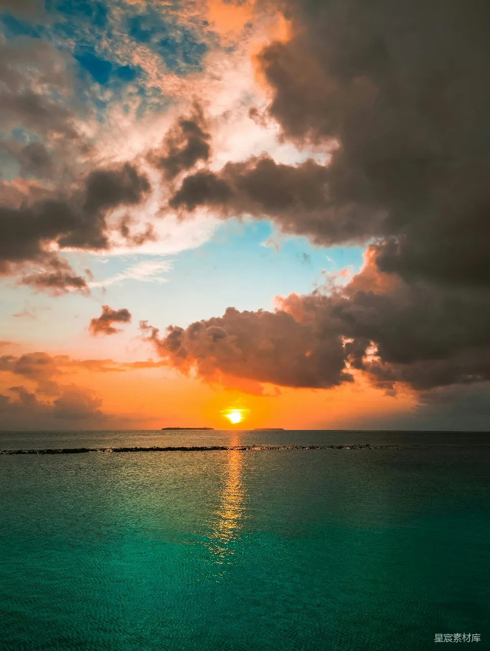 高清摄影  绚丽的夕阳色彩倒映在平静的海面上。