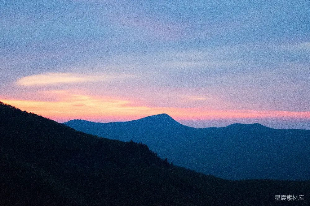 高清摄影  远处的群山被夕阳笼罩。