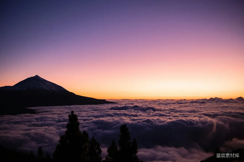 高清摄影 自然 壁纸 夕阳西下，群山之巅高耸于云海之上。