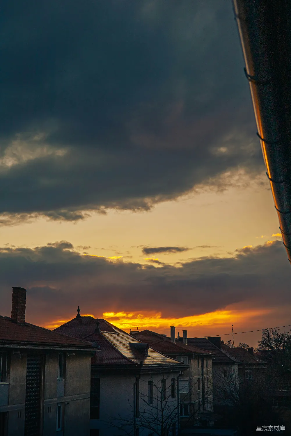 高清摄影  夕阳正落下，映照着一排房屋。