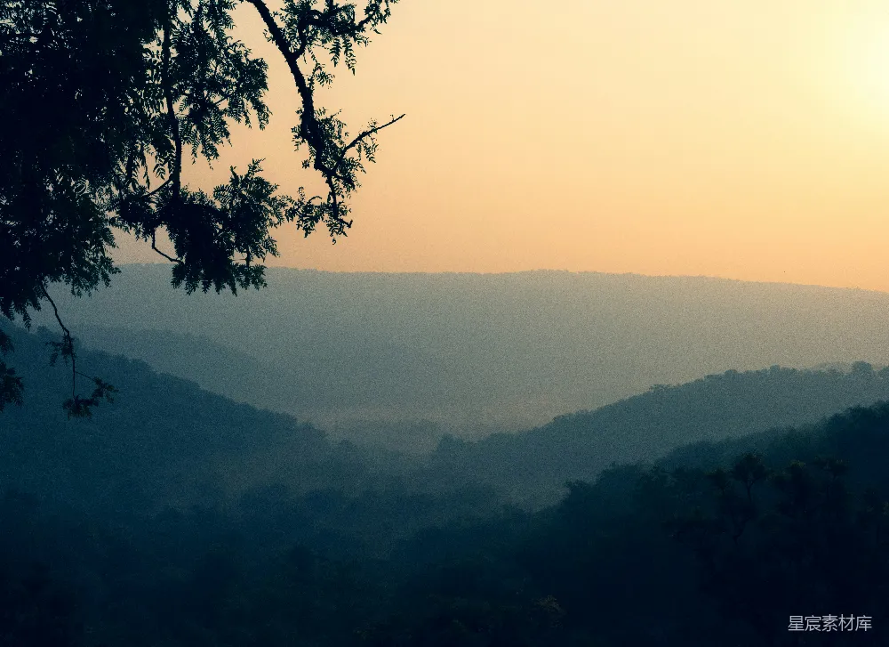 高清摄影  夕阳正挂在远处群山之上。