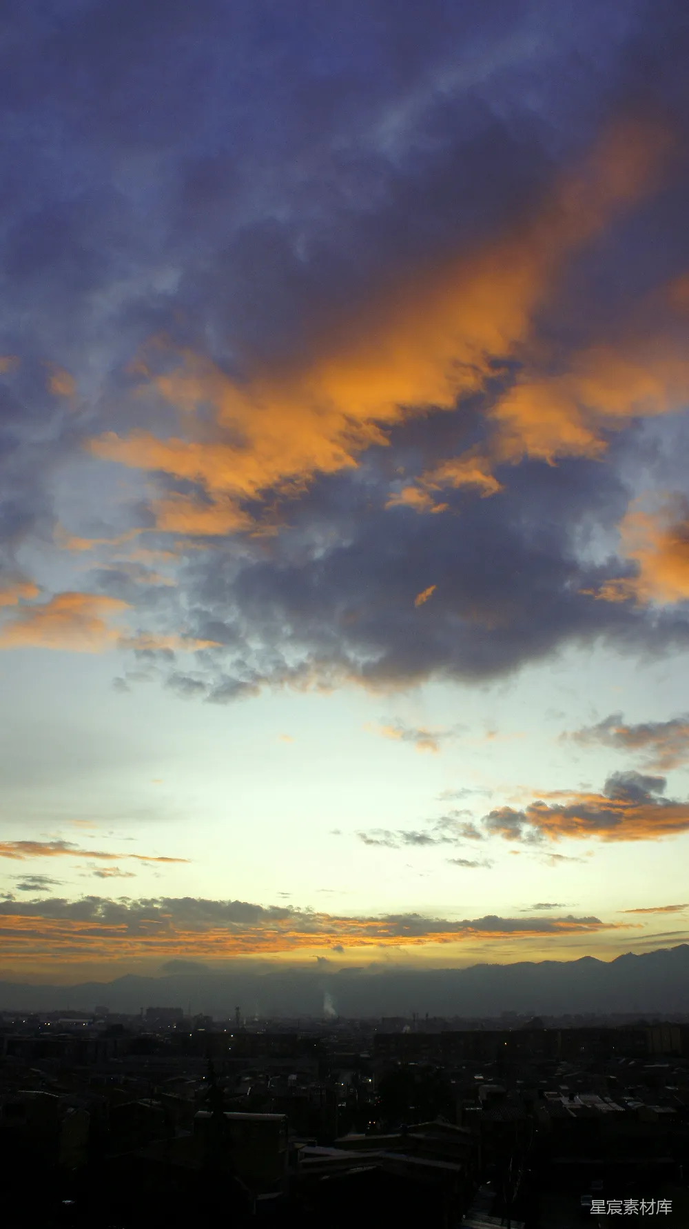 高清摄影  夕阳下的城市景色，从山上俯瞰。