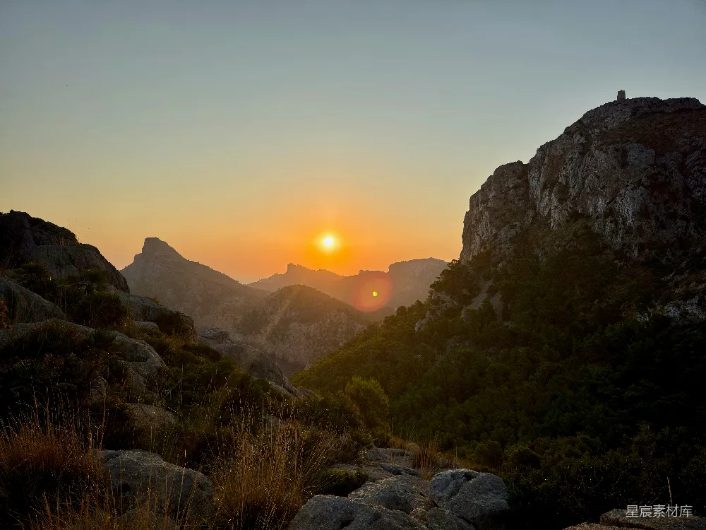 高清摄影  夕阳西下，映照在崎岖的山地景观上