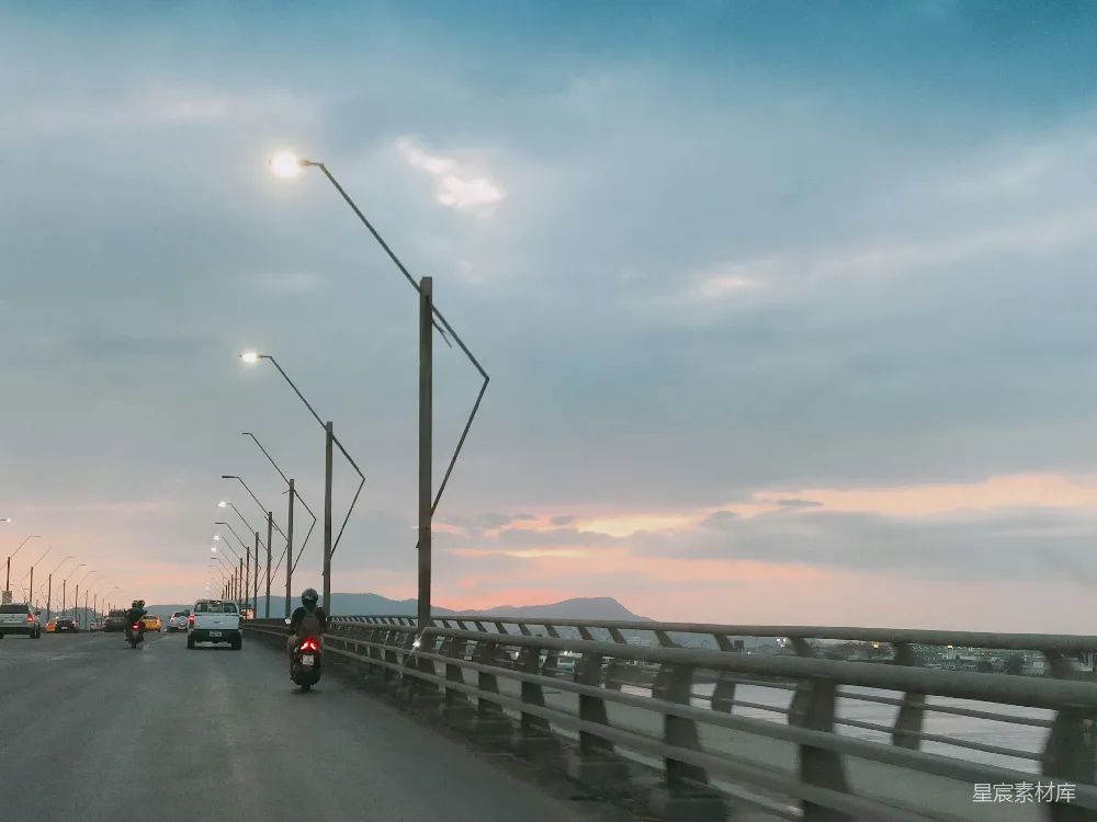 高清摄影  一辆汽车在高速公路上行驶，旁边有交通灯。