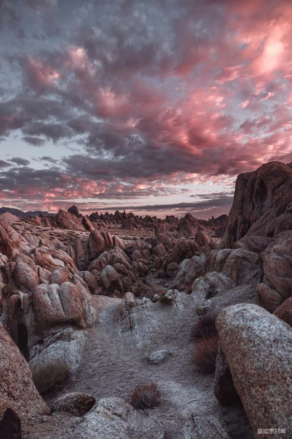 高清摄影 自然 一条岩石峡谷，夕阳西下