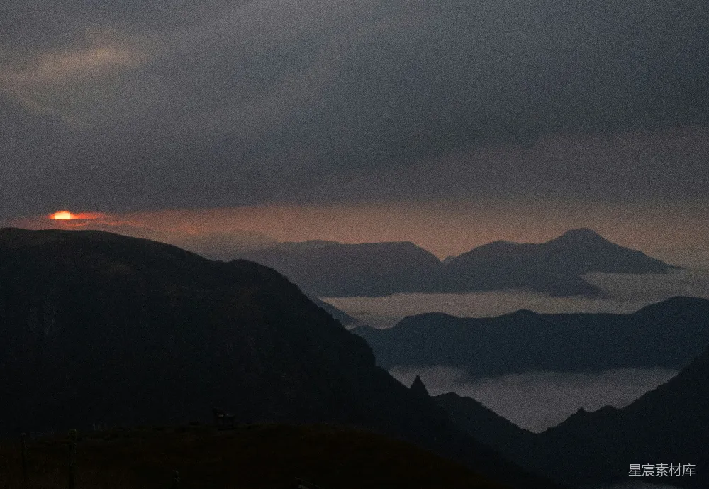 高清摄影 壁纸 夕阳笼罩着被云雾笼罩的黑暗山峰。