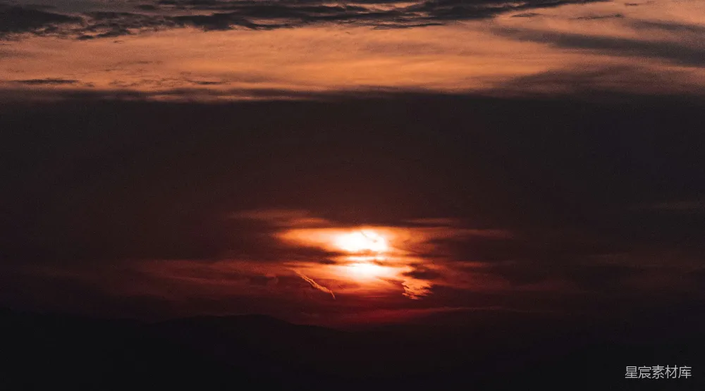 高清摄影  夕阳正落在这连绵的山脉之上。