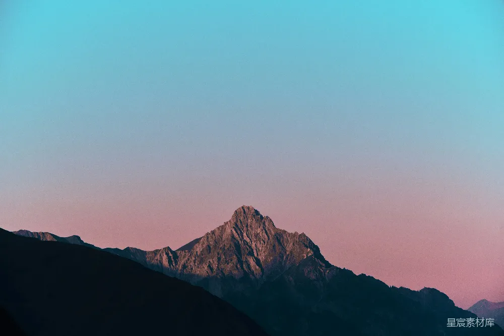 高清摄影 自然 旅行 实验性 壁纸 一座山峰，背景是粉红色的天空。