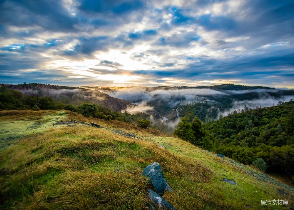 高清摄影  夕阳正西山与山谷间落下