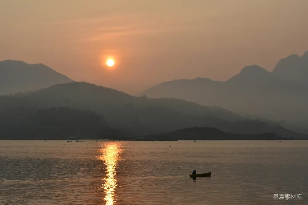 高清摄影  夕阳西下，湖面倒映着连绵的群山。
