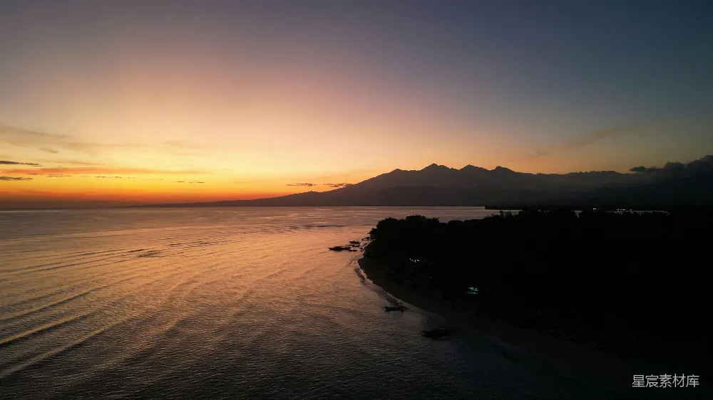 高清摄影  夕阳映照在水面上，一艘船在水中飘荡。