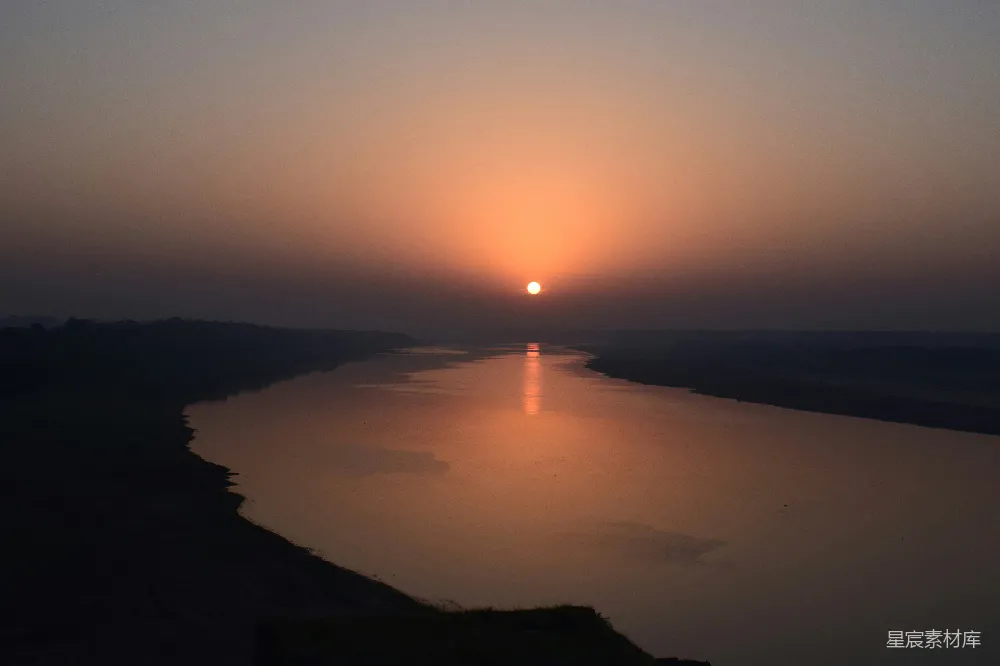 高清摄影  夕阳正照在一片水域上。