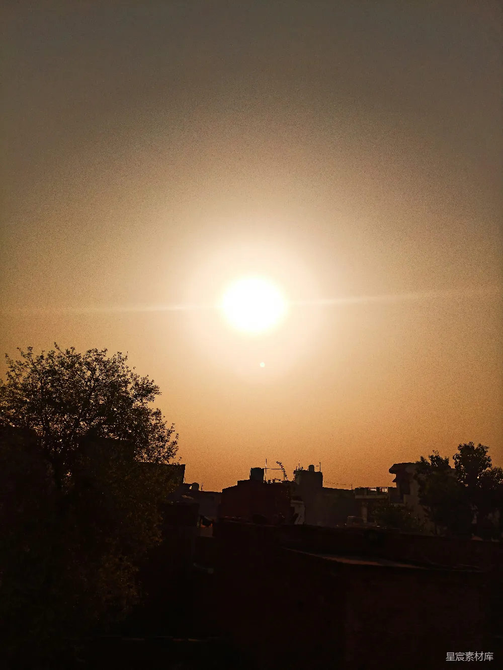高清摄影  夕阳正在城市天际线上落下。