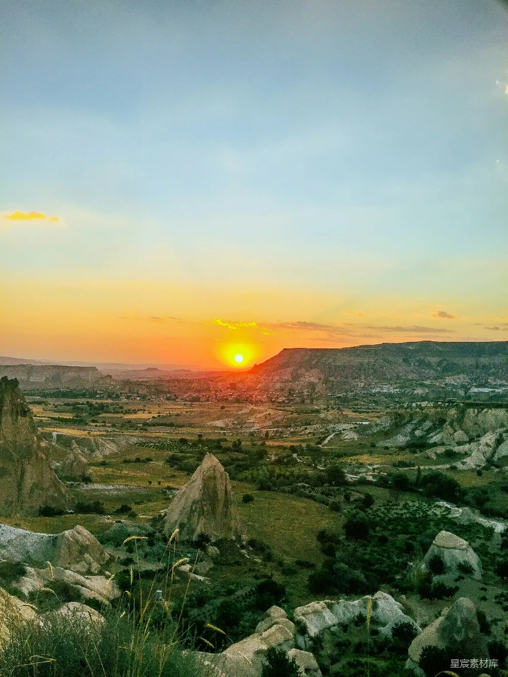 高清摄影  夕阳西下，岩石地貌上空呈现落日余晖。
