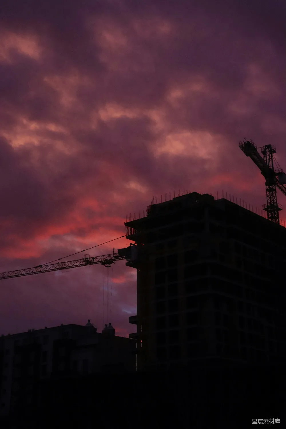 高清摄影  正在建设中的建筑，背景中有一台起重机。